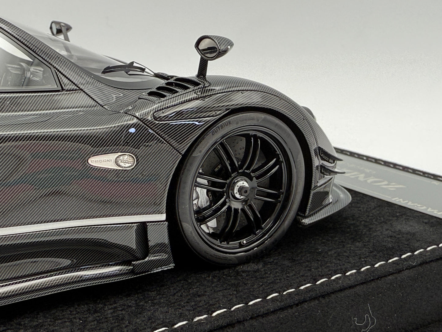 Henson & Heaven 1:18 Pagani Zonda Absolute