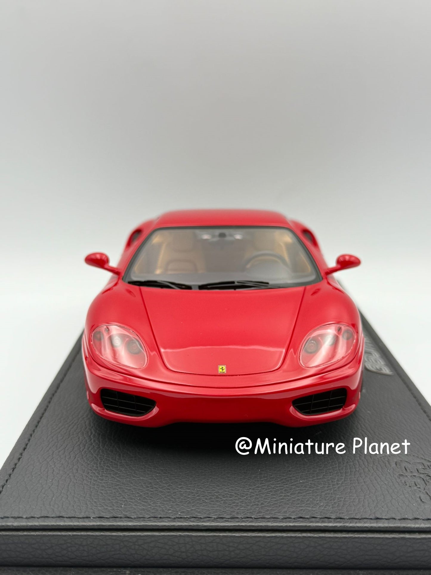 BBR 1:18 Ferrari 360 Modena 1999 'F1 Gear Box' - Rosso Corsa 322