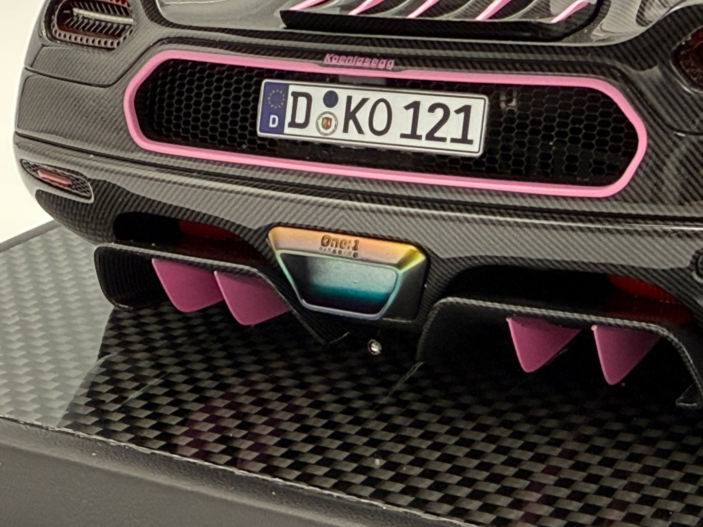 PREORDER VMB 1:18 Koenigsegg One:1 JC (Carbon/Pink)