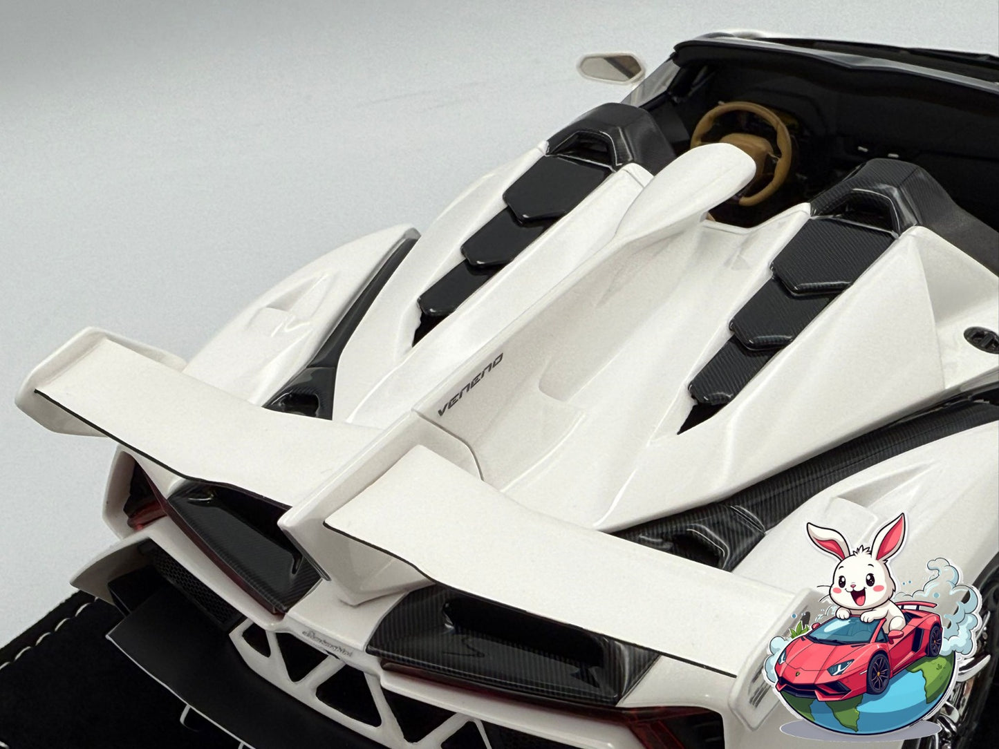 Henson & Heaven 1:18 Lamborghini Veneno Roadster (Ivory White)