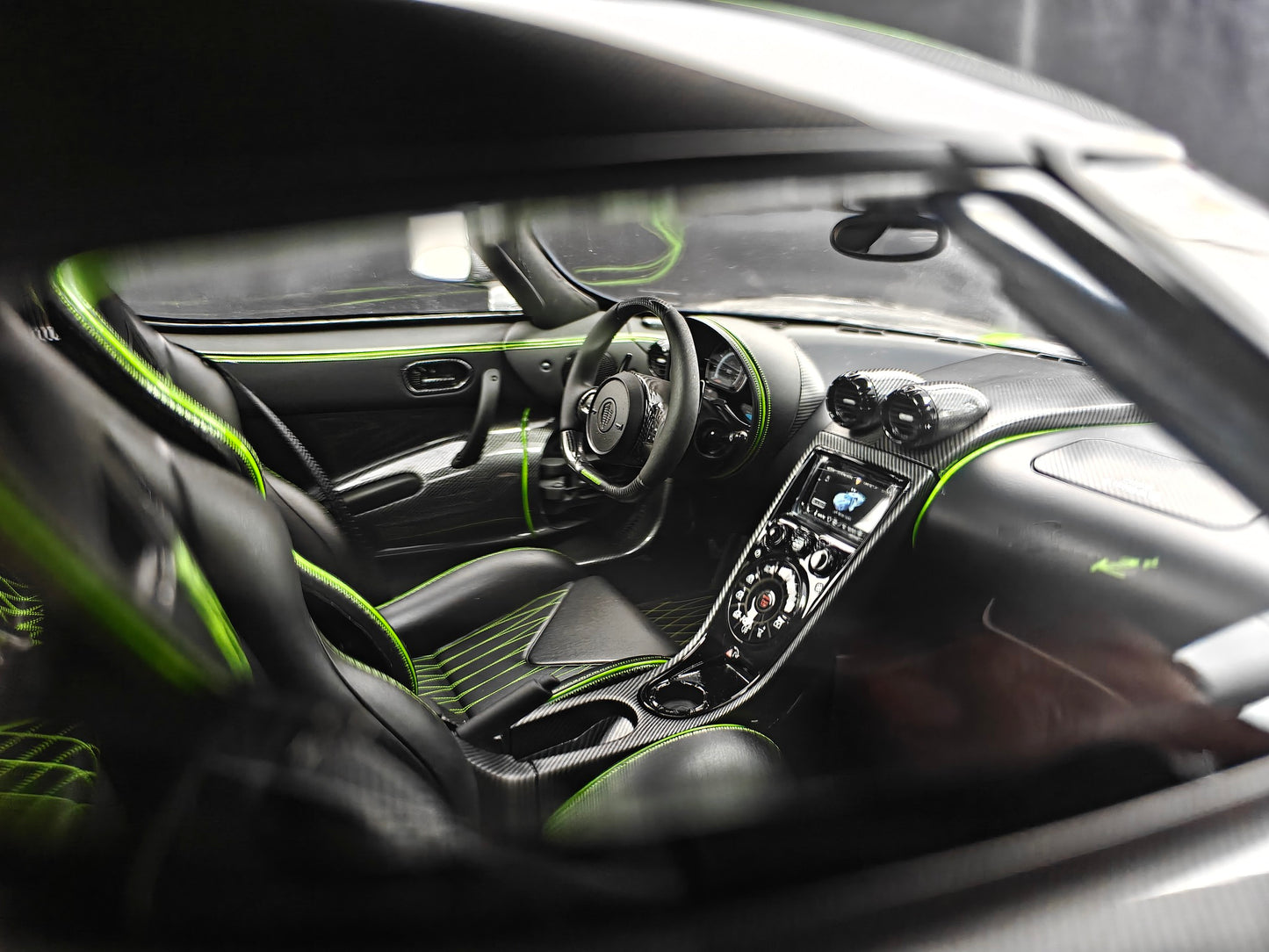 Frontiart 1:8 Koenigsegg Agera R+ (Carbon Fiber/Green)