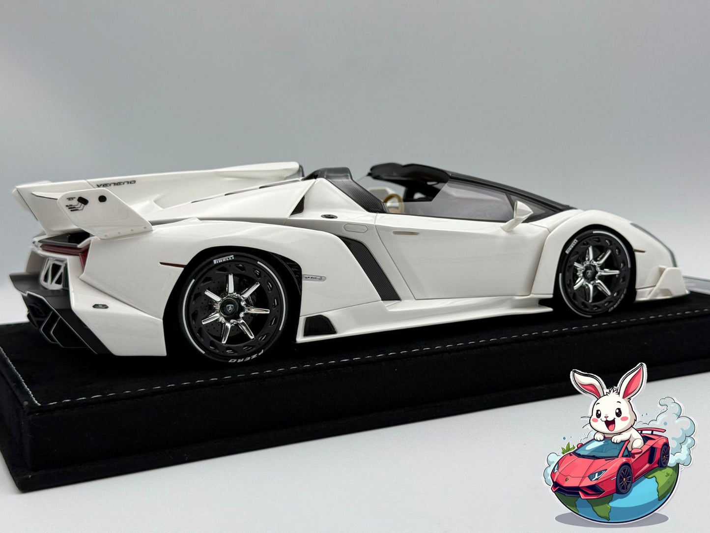 Henson & Heaven 1:18 Lamborghini Veneno Roadster (Ivory White)