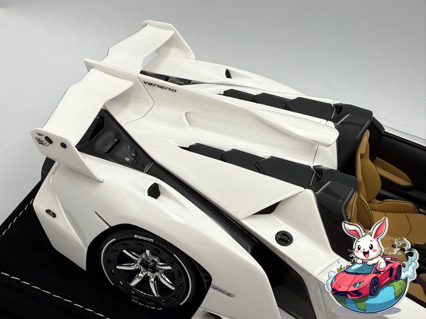 Henson & Heaven 1:18 Lamborghini Veneno Roadster (Ivory White)
