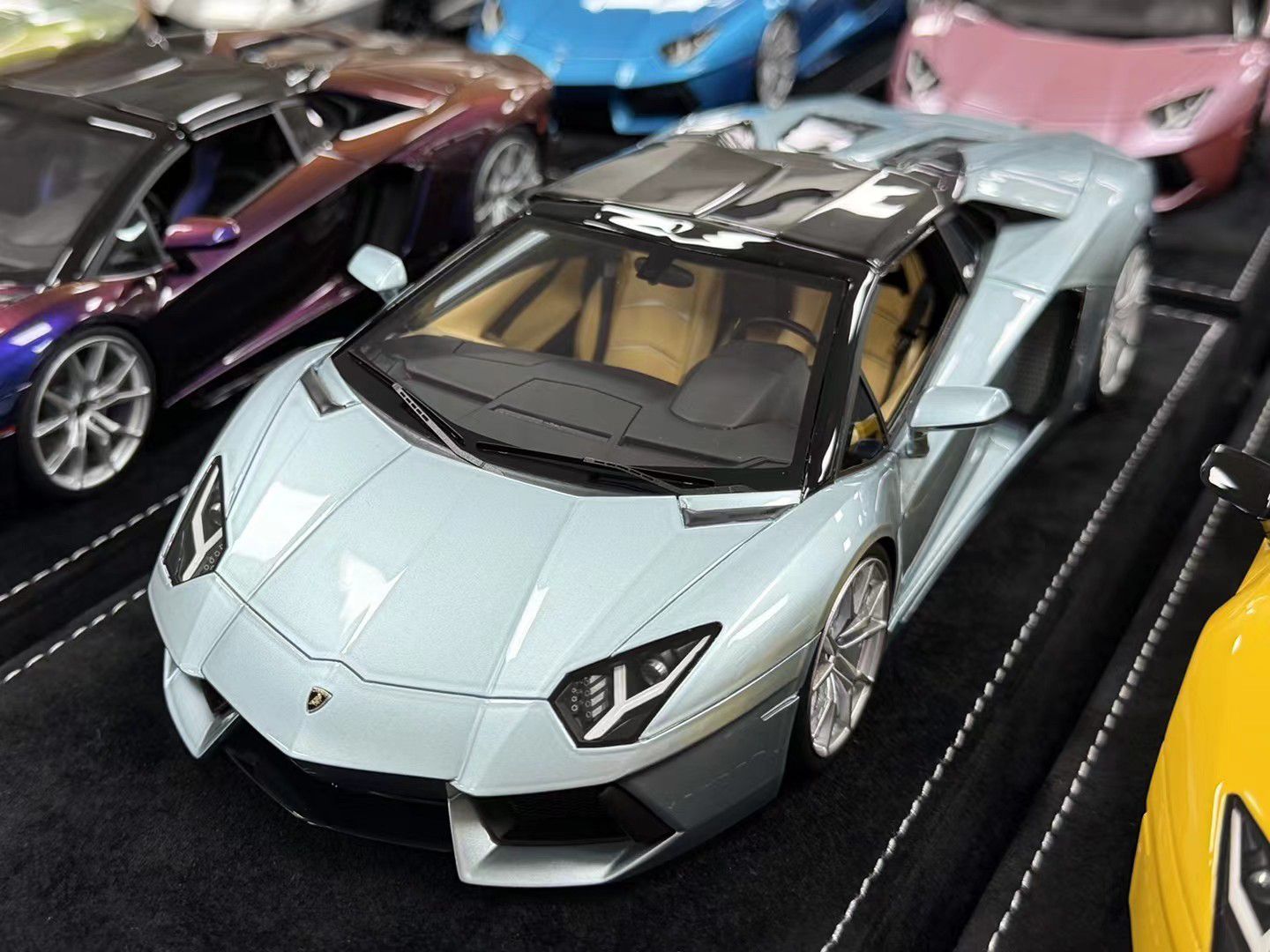 Henson & Heaven 1:18 Lamborghini Aventador LP700-4 Roadster (Azzurro Thetys)