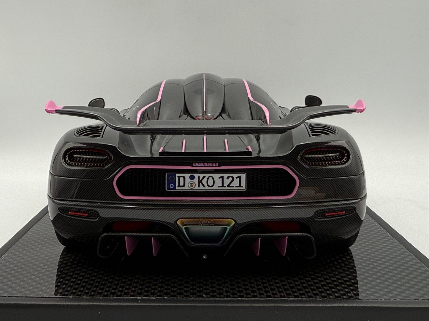 PREORDER VMB 1:18 Koenigsegg One:1 JC (Carbon/Pink)
