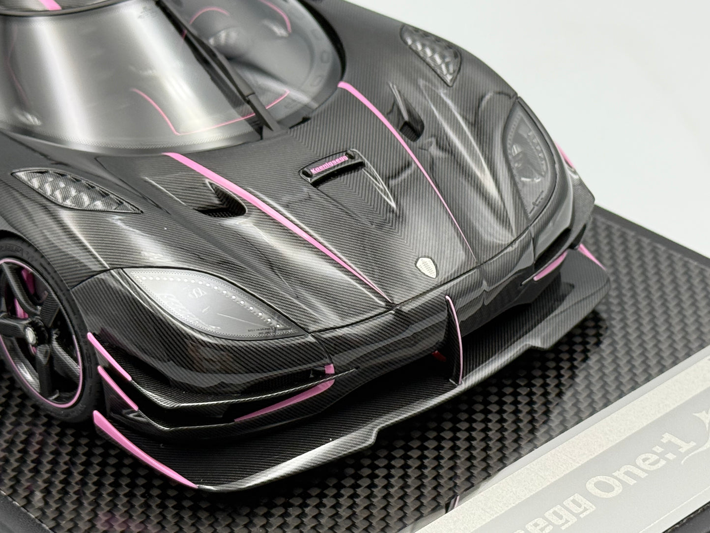 PREORDER VMB 1:18 Koenigsegg One:1 JC (Carbon/Pink)