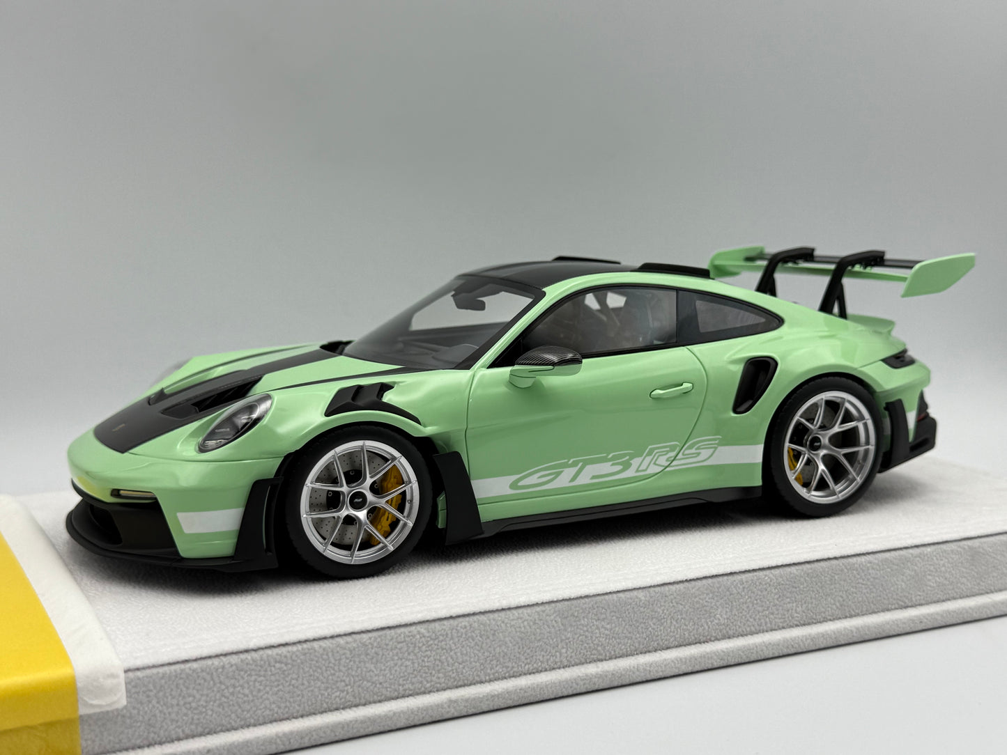 Fuelme Models 1:18 Porsche 992 GT3 RS Weissach Package (Avocado Green)