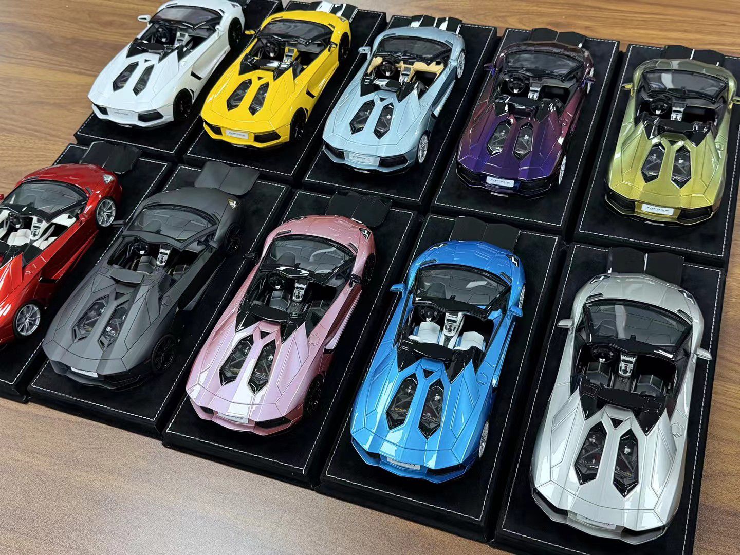 Henson & Heaven 1:18 Lamborghini Aventador LP700-4 Roadster (Azzurro Thetys)