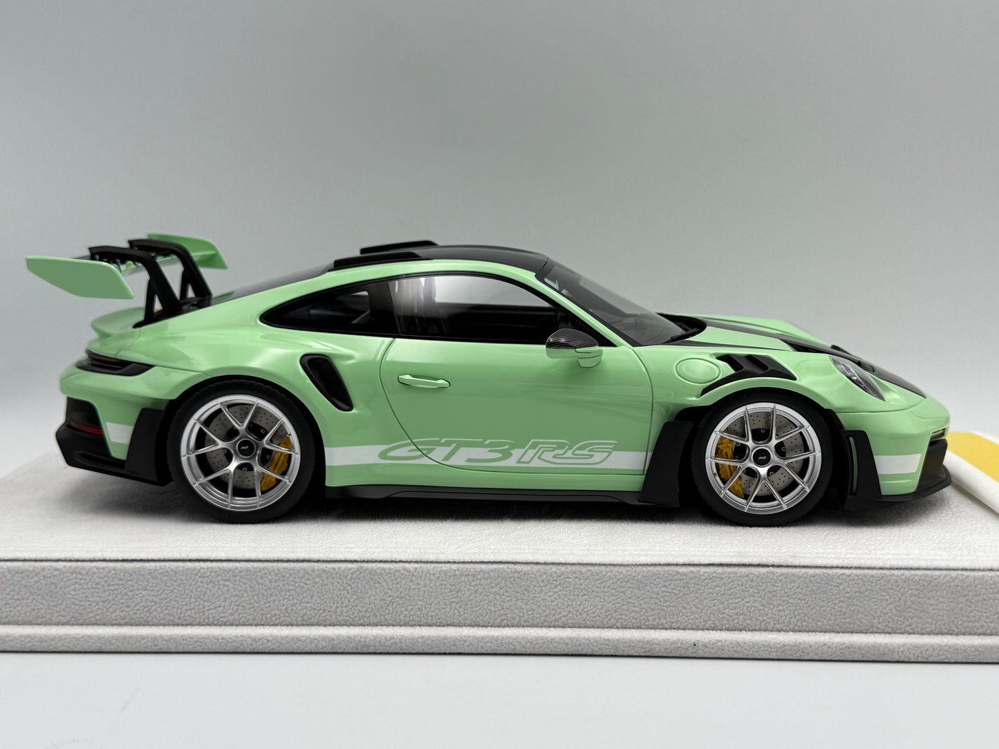 Fuelme Models 1:18 Porsche 992 GT3 RS Weissach Package (Avocado Green)