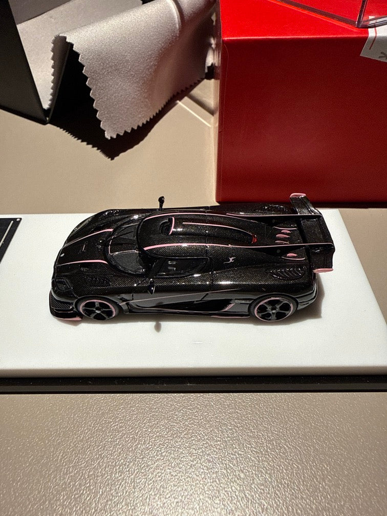 Scale Mini 1:64 Koenigsegg One:1 JC - Carbon/Pink