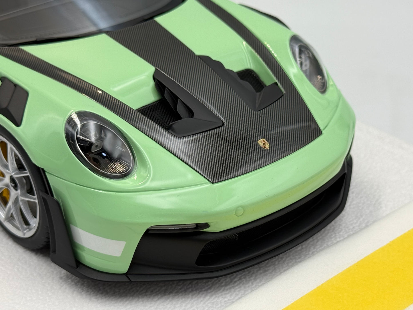 Fuelme Models 1:18 Porsche 992 GT3 RS Weissach Package (Avocado Green)