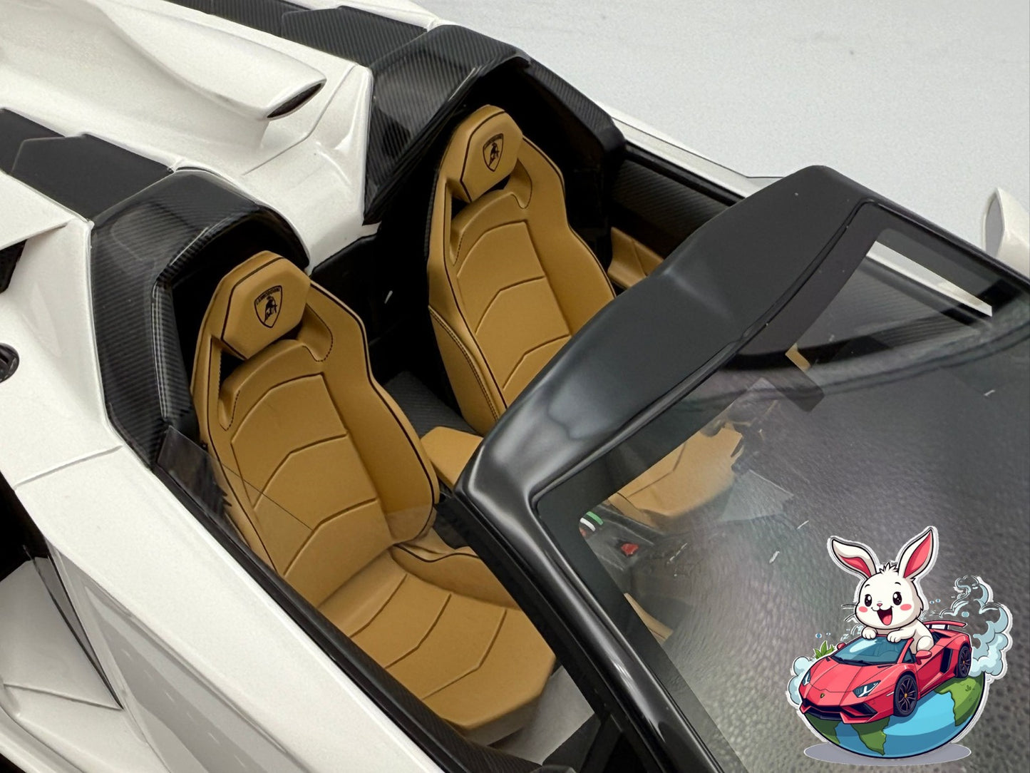Henson & Heaven 1:18 Lamborghini Veneno Roadster (Ivory White)