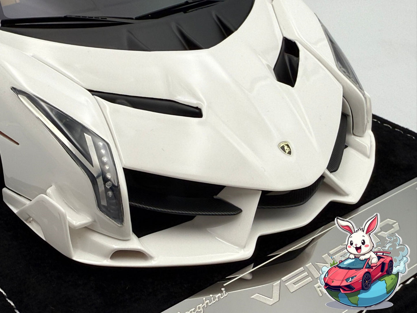 Henson & Heaven 1:18 Lamborghini Veneno Roadster (Ivory White)