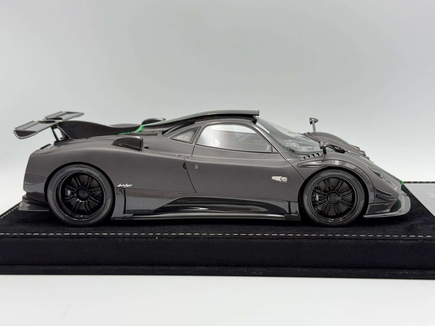 Henson & Heaven 1:18 Pagani Zonda Absolute