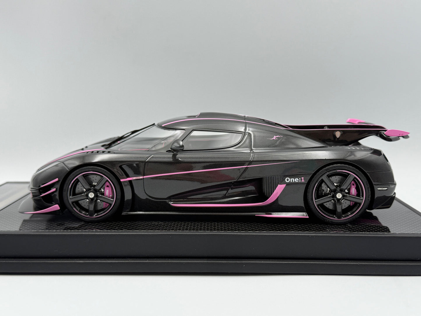 PREORDER VMB 1:18 Koenigsegg One:1 JC (Carbon/Pink)