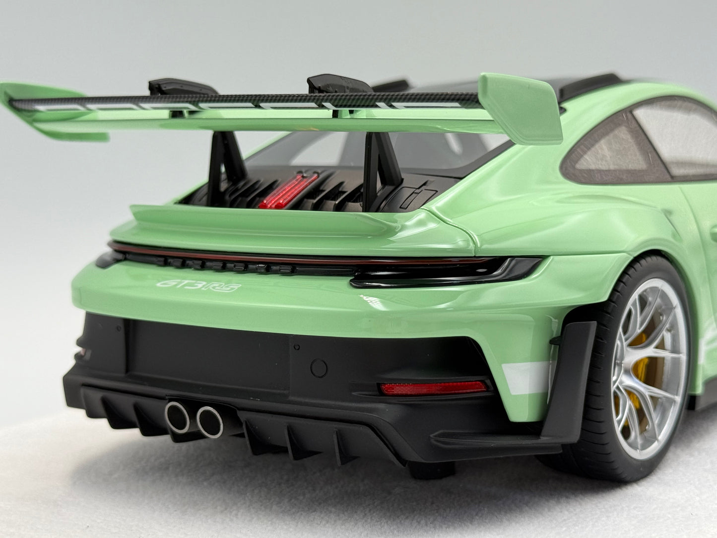 Fuelme Models 1:18 Porsche 992 GT3 RS Weissach Package (Avocado Green)