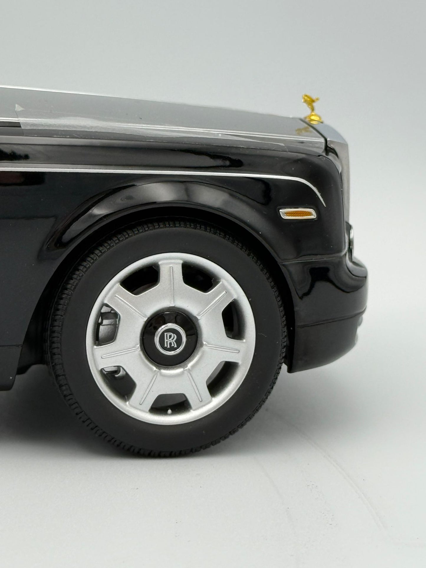 Kyosho Rolls-Royce Phantom EWB (Black/Silver)