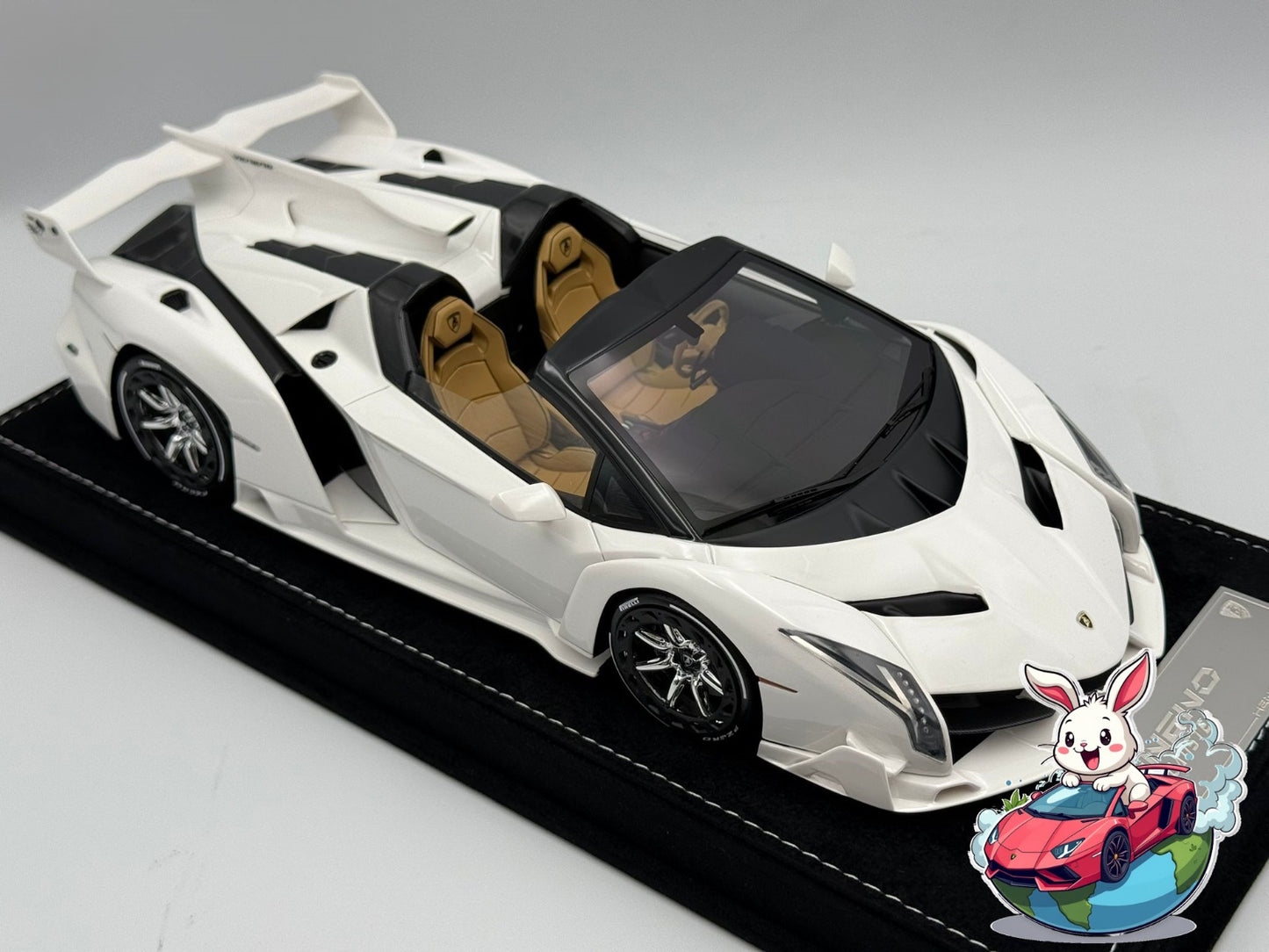 Henson & Heaven 1:18 Lamborghini Veneno Roadster (Ivory White)