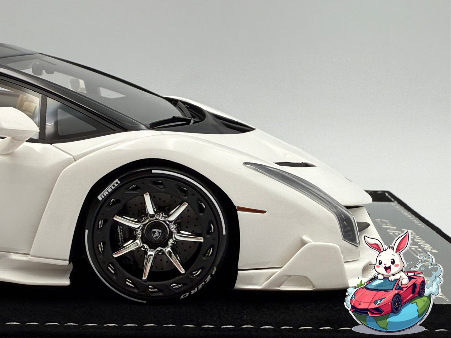 Henson & Heaven 1:18 Lamborghini Veneno Roadster (Ivory White)