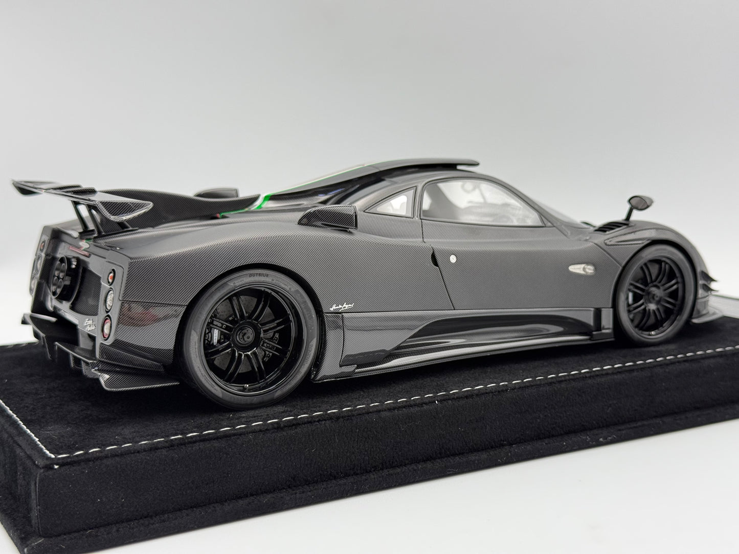 Henson & Heaven 1:18 Pagani Zonda Absolute