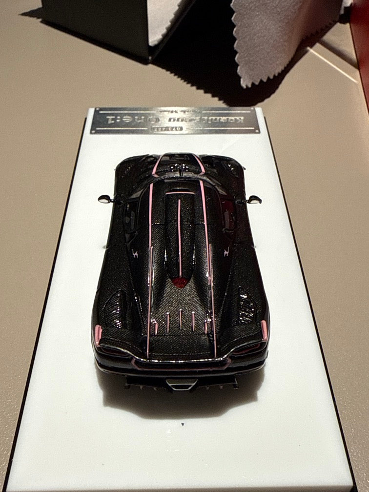 Scale Mini 1:64 Koenigsegg One:1 JC - Carbon/Pink