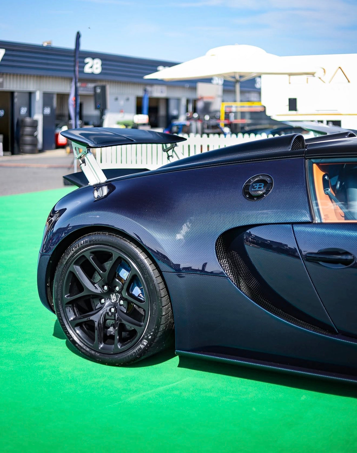 PREORDER 1:18 Bugatti Veyron Vitesse (Dark Blue Carbon Fiber)