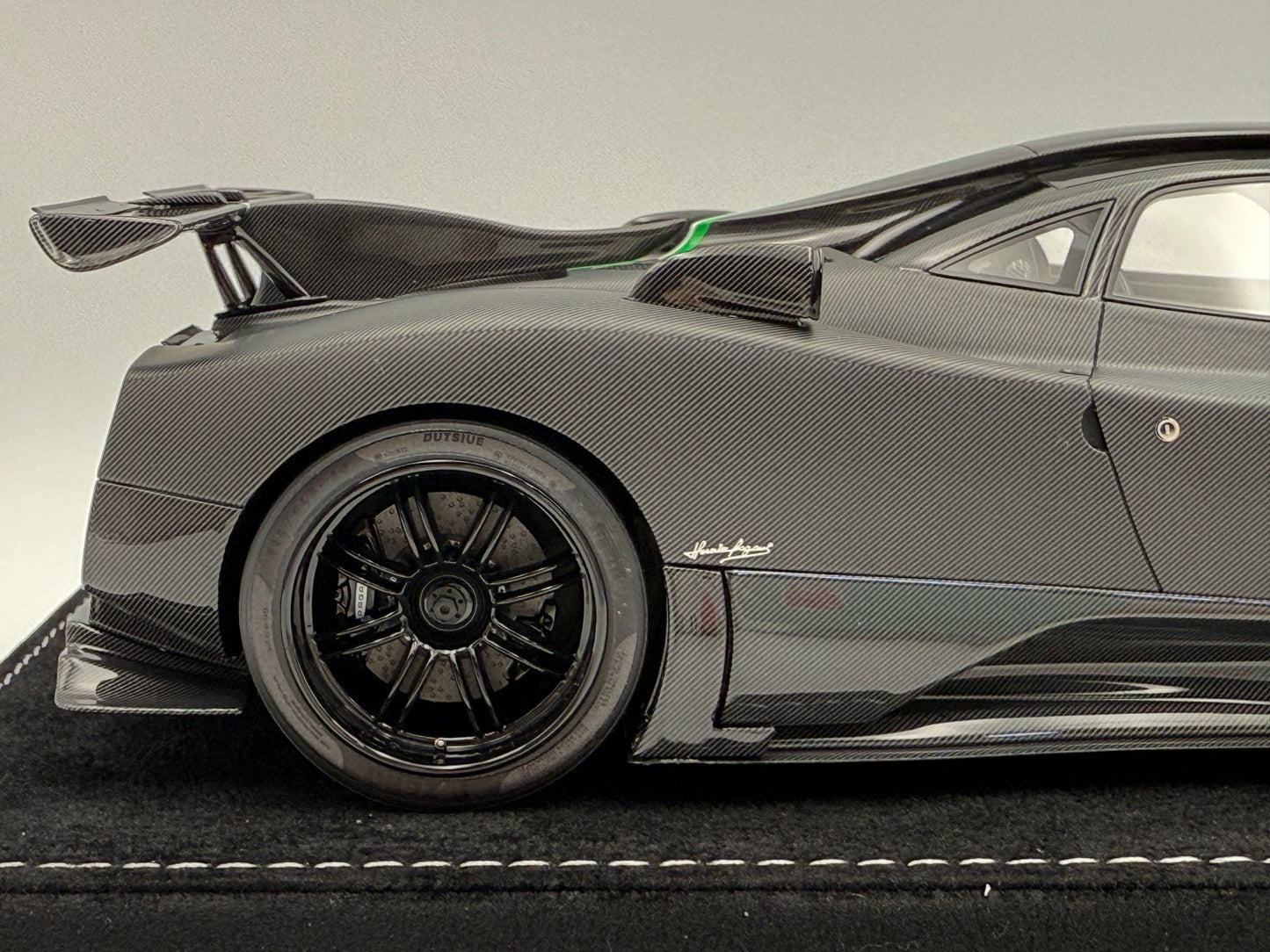 Henson & Heaven 1:18 Pagani Zonda Absolute