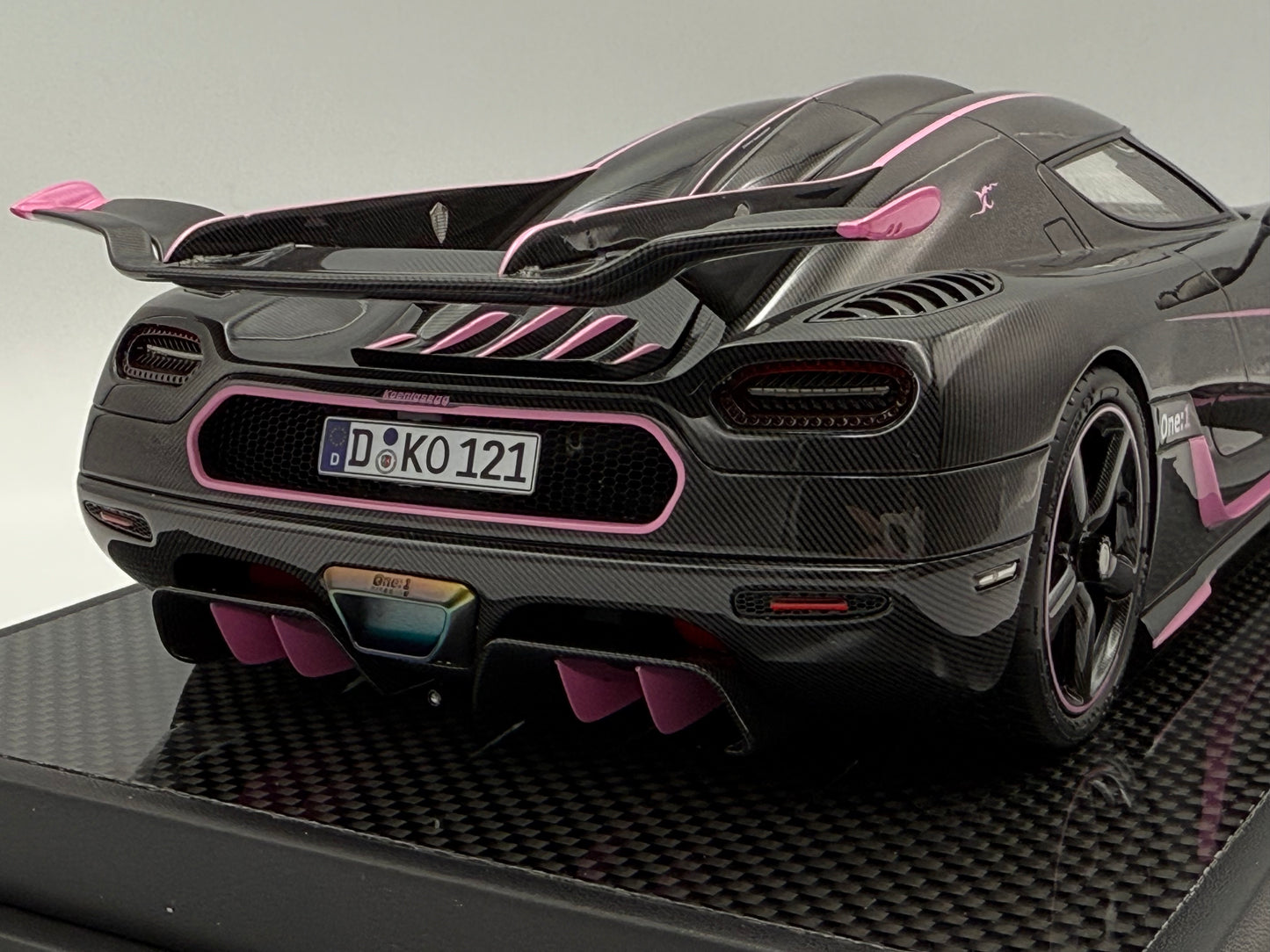 PREORDER VMB 1:18 Koenigsegg One:1 JC (Carbon/Pink)