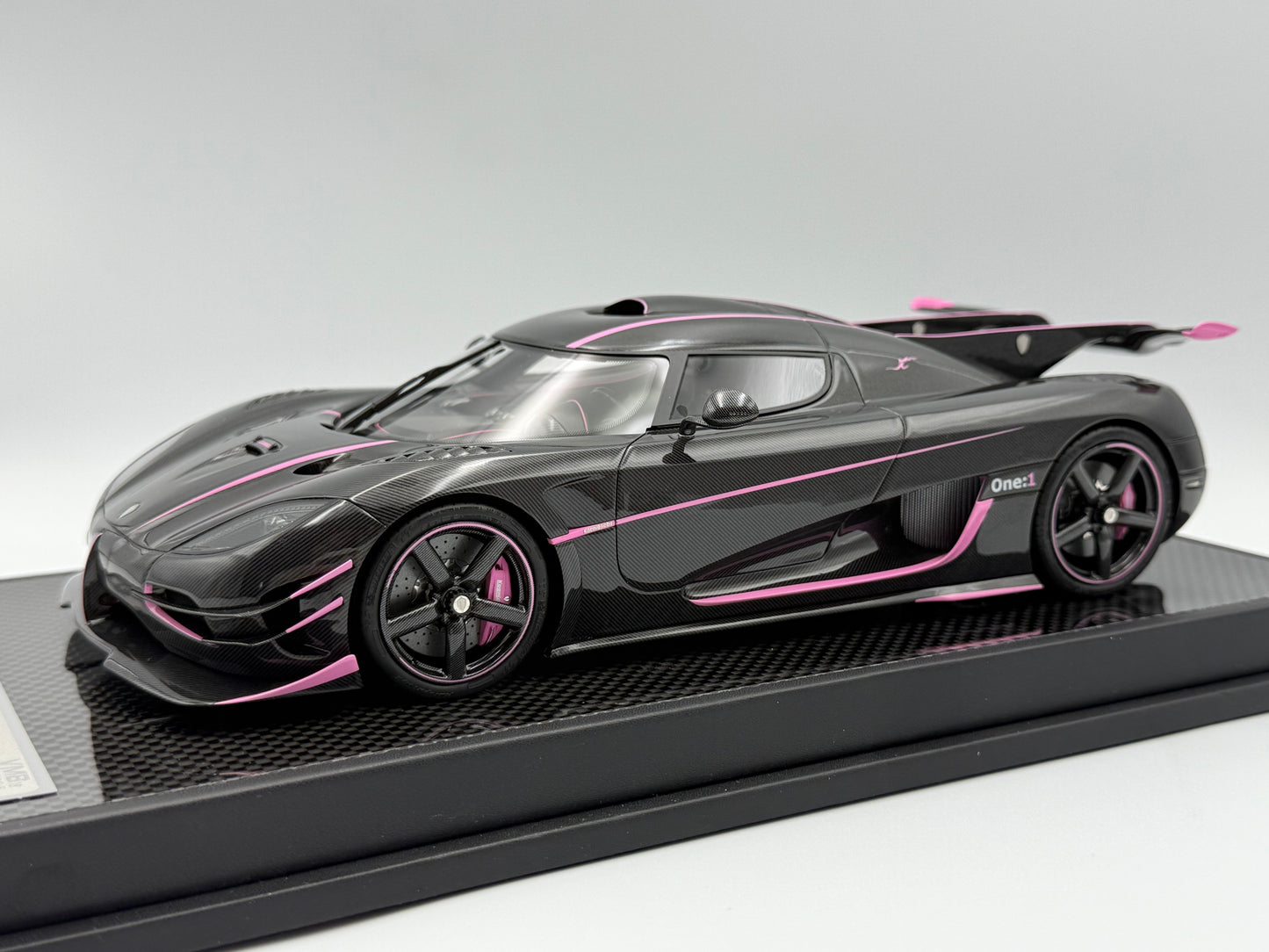 PREORDER VMB 1:18 Koenigsegg One:1 JC (Carbon/Pink)