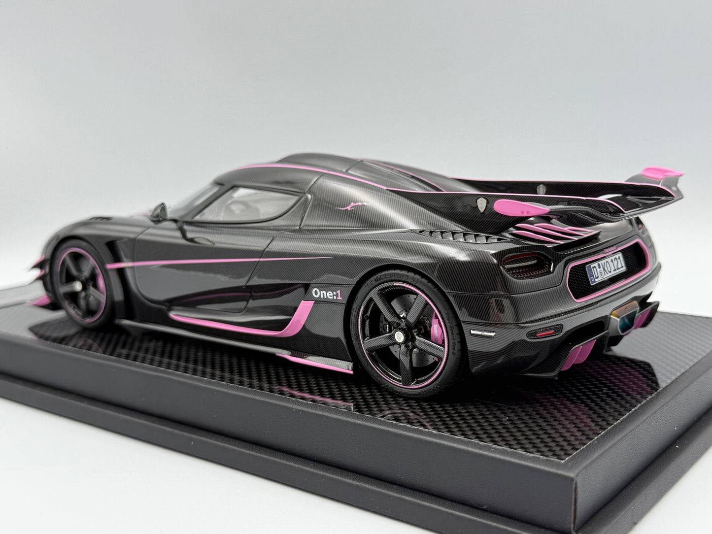 PREORDER VMB 1:18 Koenigsegg One:1 JC (Carbon/Pink)