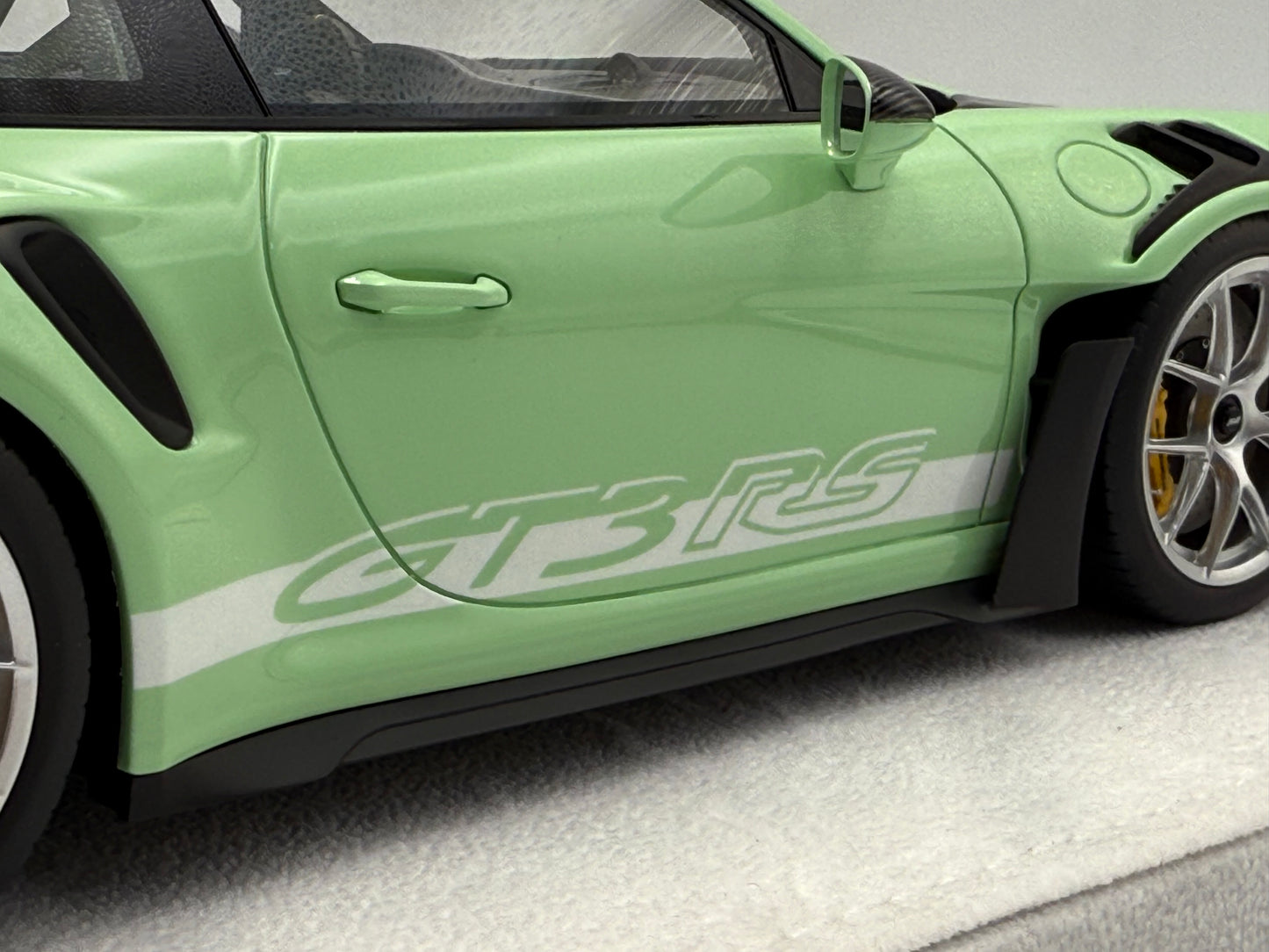Fuelme Models 1:18 Porsche 992 GT3 RS Weissach Package (Avocado Green)