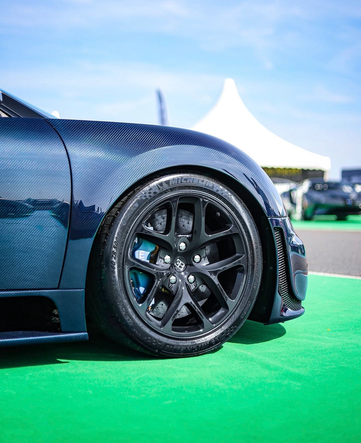 PREORDER 1:18 Bugatti Veyron Vitesse (Dark Blue Carbon Fiber)