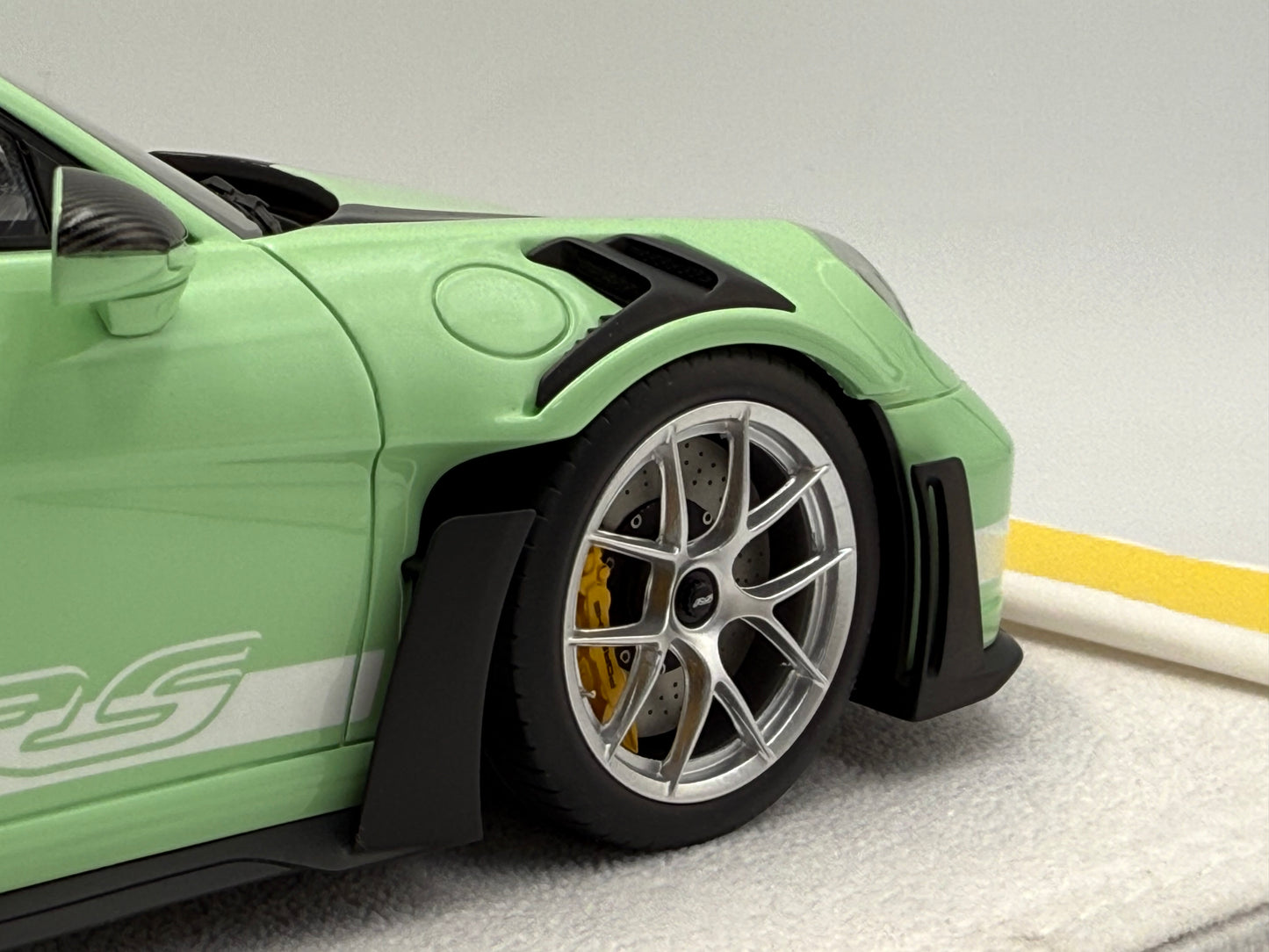 Fuelme Models 1:18 Porsche 992 GT3 RS Weissach Package (Avocado Green)