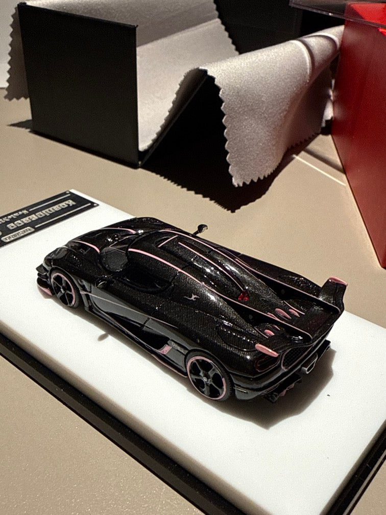 Scale Mini 1:64 Koenigsegg One:1 JC - Carbon/Pink