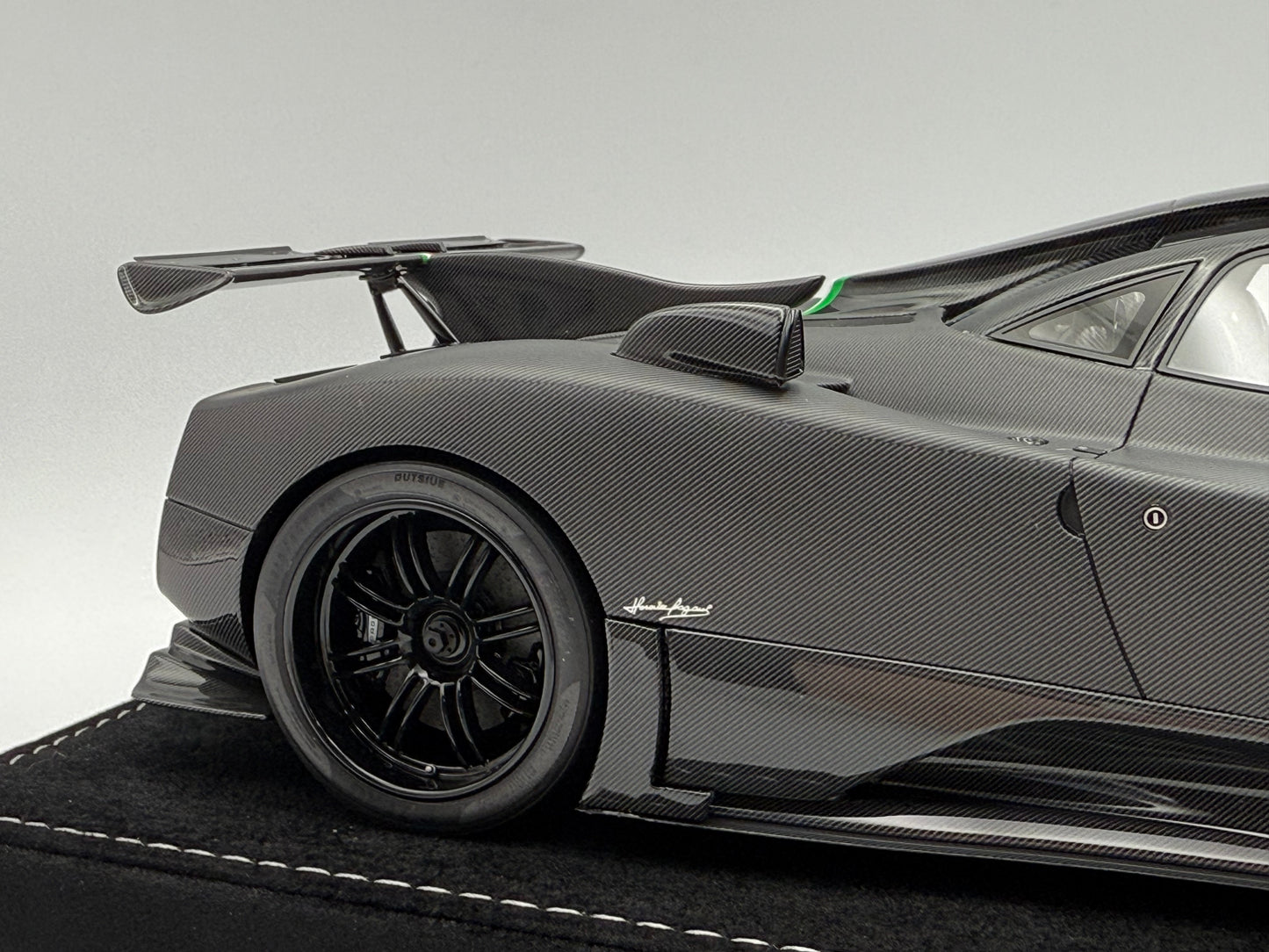 Henson & Heaven 1:18 Pagani Zonda Absolute