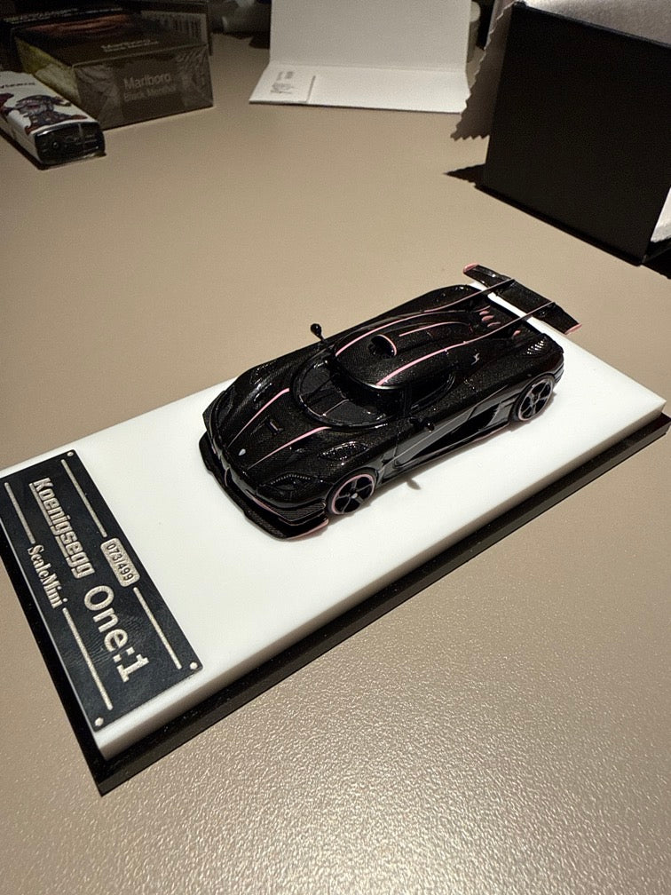 Scale Mini 1:64 Koenigsegg One:1 JC - Carbon/Pink