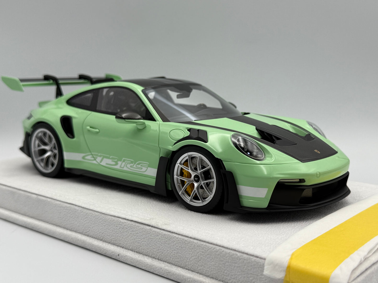 Fuelme Models 1:18 Porsche 992 GT3 RS Weissach Package (Avocado Green)