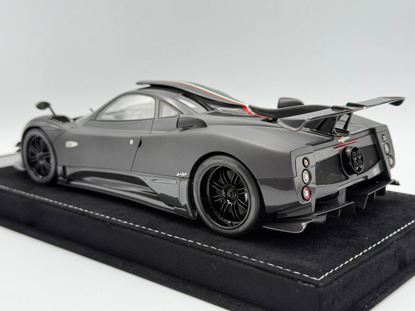 Henson & Heaven 1:18 Pagani Zonda Absolute
