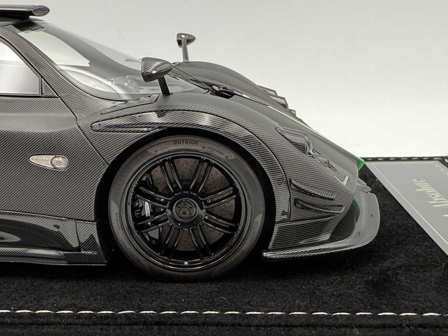 Henson & Heaven 1:18 Pagani Zonda Absolute