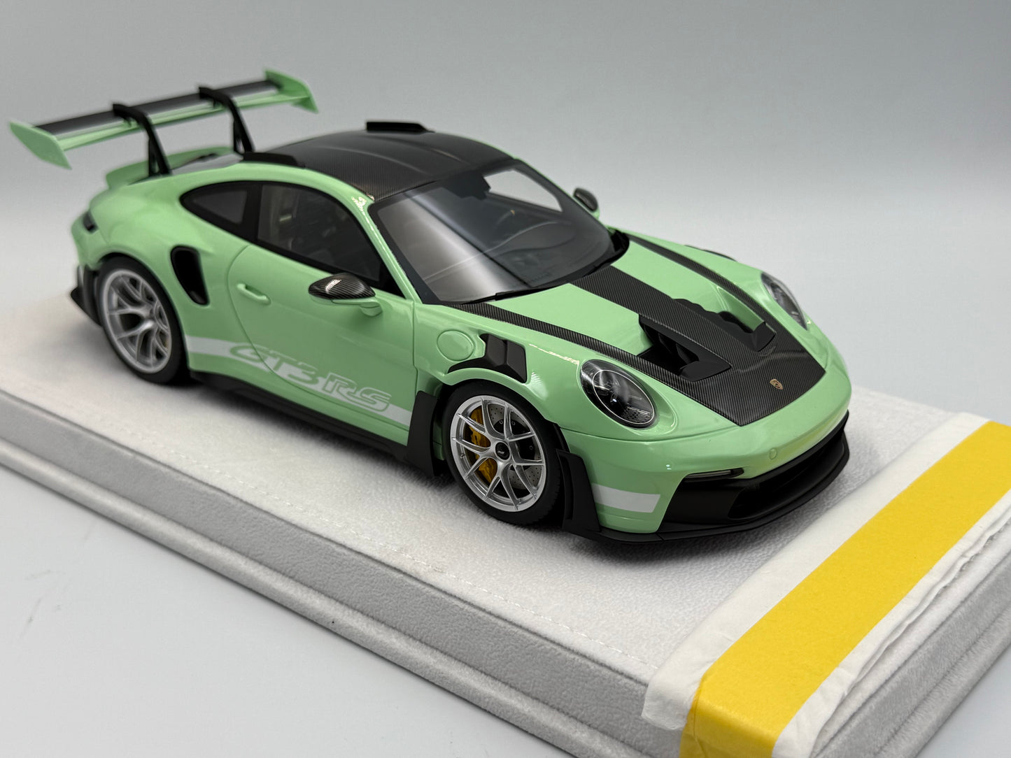 Fuelme Models 1:18 Porsche 992 GT3 RS Weissach Package (Avocado Green)