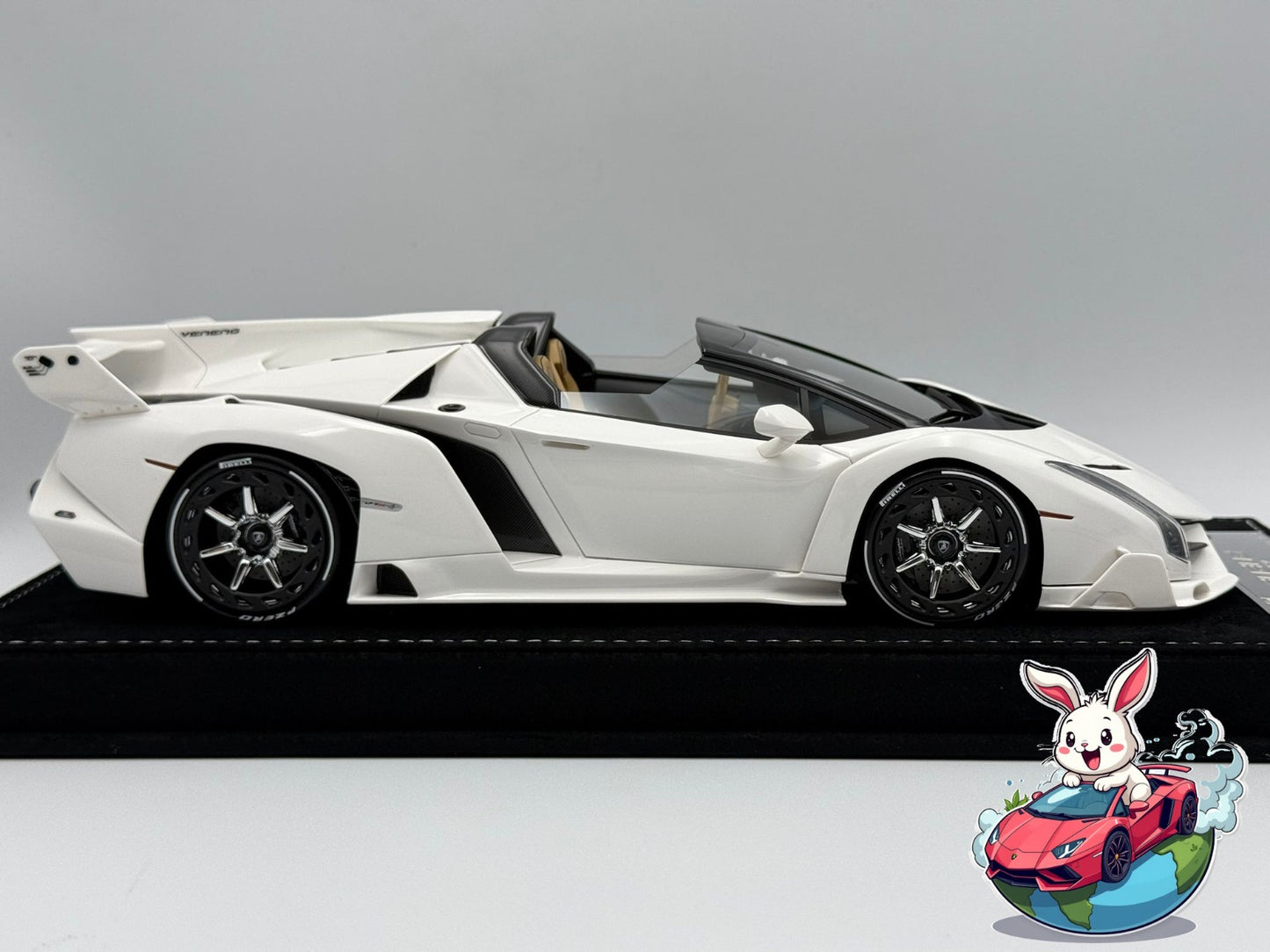 Henson & Heaven 1:18 Lamborghini Veneno Roadster (Ivory White)