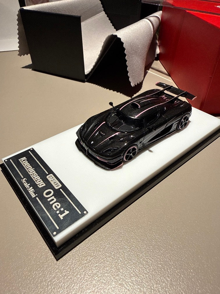 Scale Mini 1:64 Koenigsegg One:1 JC - Carbon/Pink