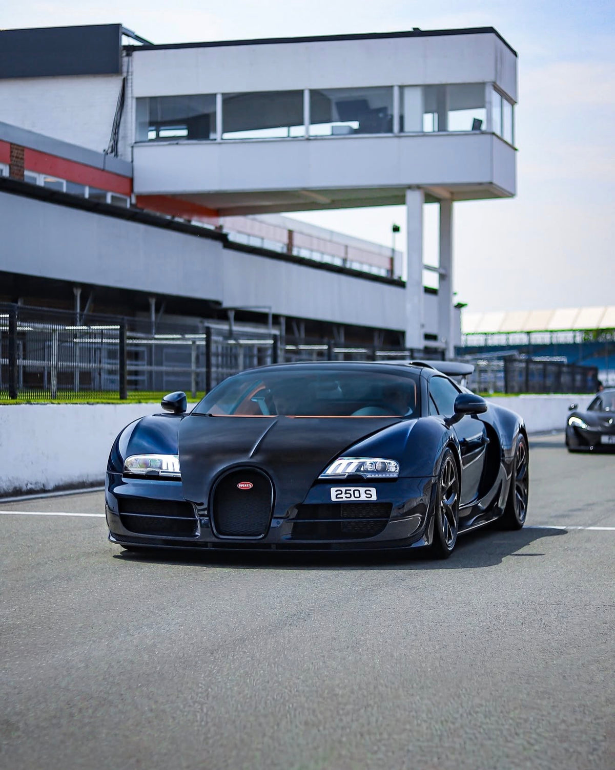 PREORDER 1:18 Bugatti Veyron Vitesse (Dark Blue Carbon Fiber)