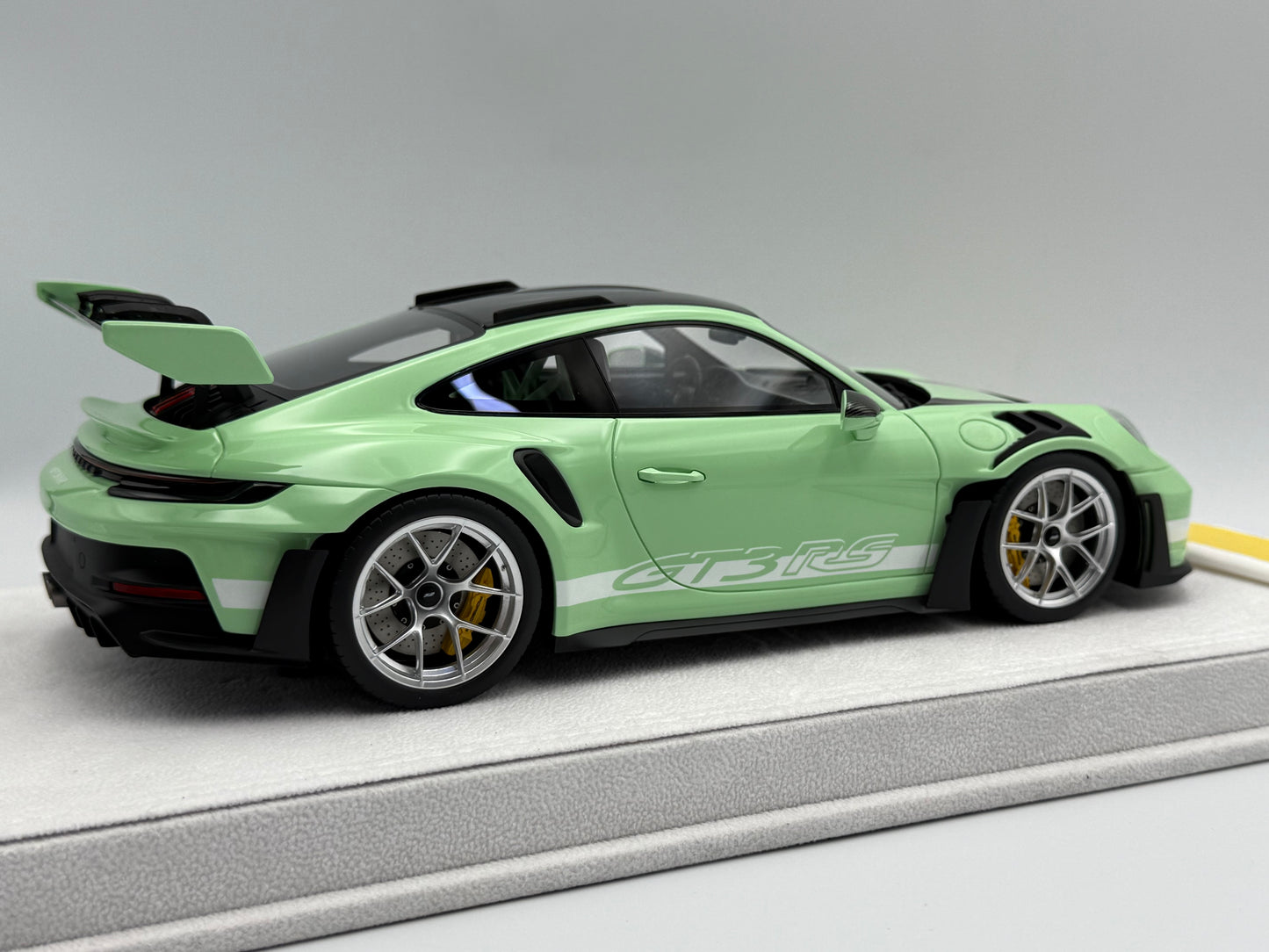 Fuelme Models 1:18 Porsche 992 GT3 RS Weissach Package (Avocado Green)