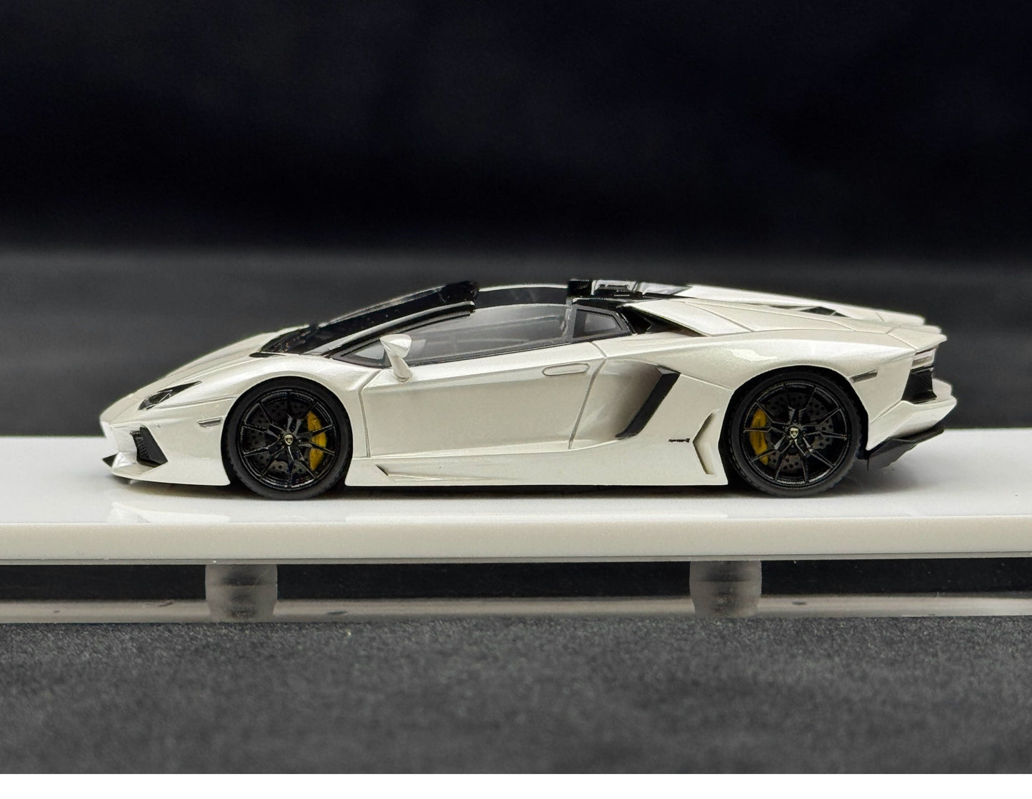 Cars' Lounge 1:64 Lamborghini Aventador LP700-4 (Balloon White)