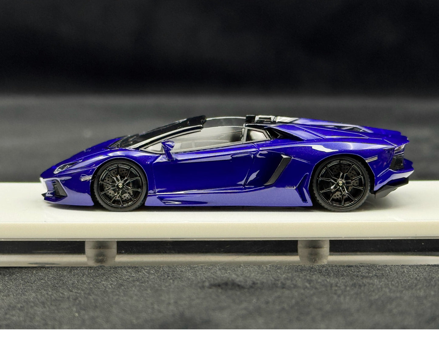 PREORDER Cars Lounge 1:64 Lamborghini Aventador LP700-4 Roadster (Viola Aletheia)