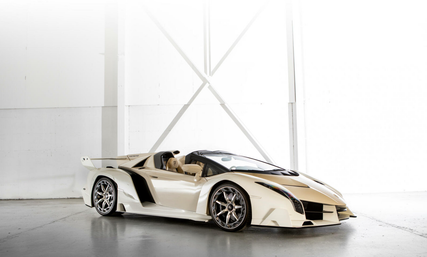 PREORDER HH Model 1:18 Lamborghini Veneno Roadster (Ivory White)