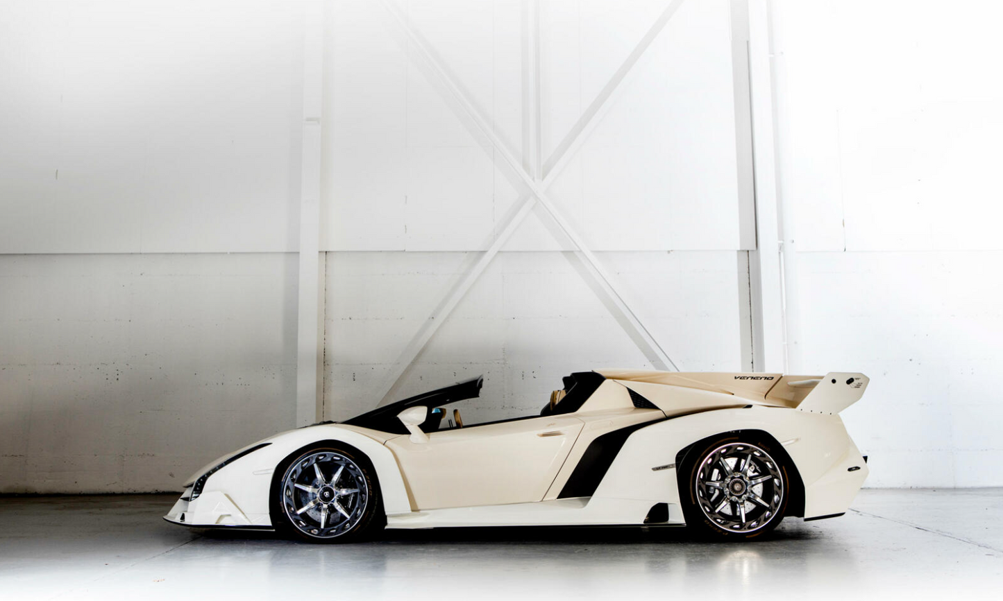 PREORDER HH Model 1:18 Lamborghini Veneno Roadster (Ivory White)