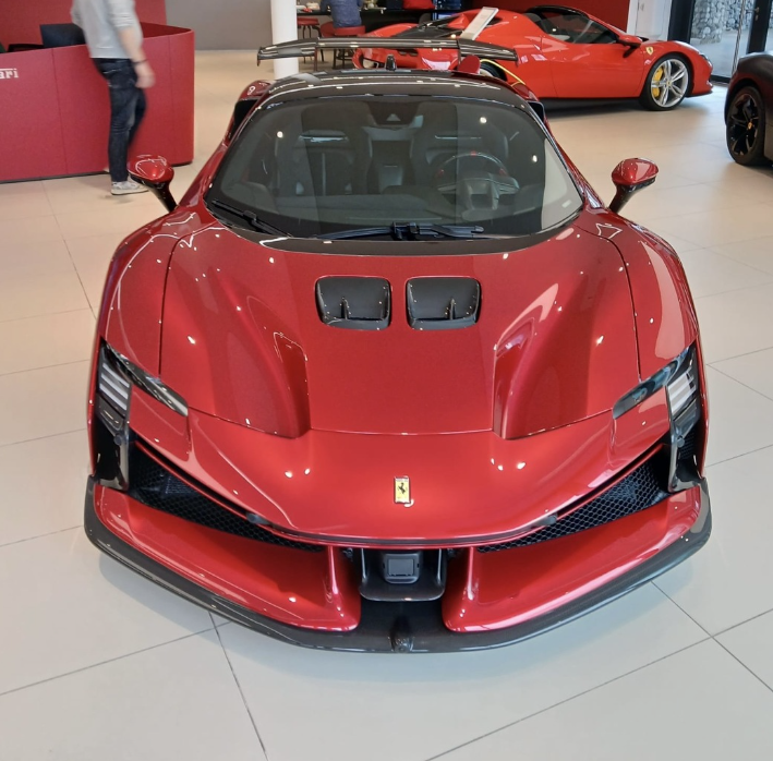 PREORDER Henson & Heaven 1:18 Ferrari SF90XX Stradale (Rosso Fuoco)