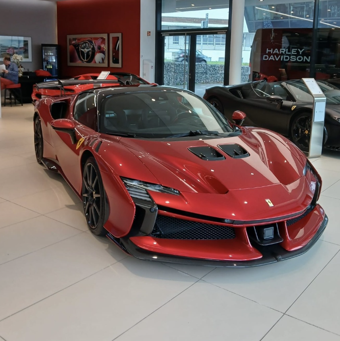 PREORDER Henson & Heaven 1:18 Ferrari SF90XX Stradale (Rosso Fuoco)